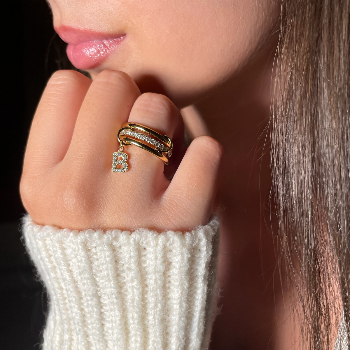 Bague personnalisée avec charm initiale tendance pour femme