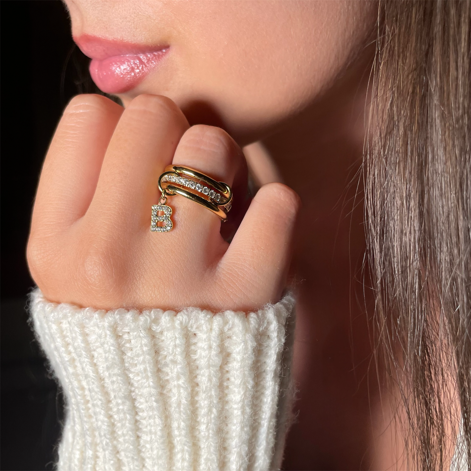 Bague personnalisée avec charm initiale tendance pour femme