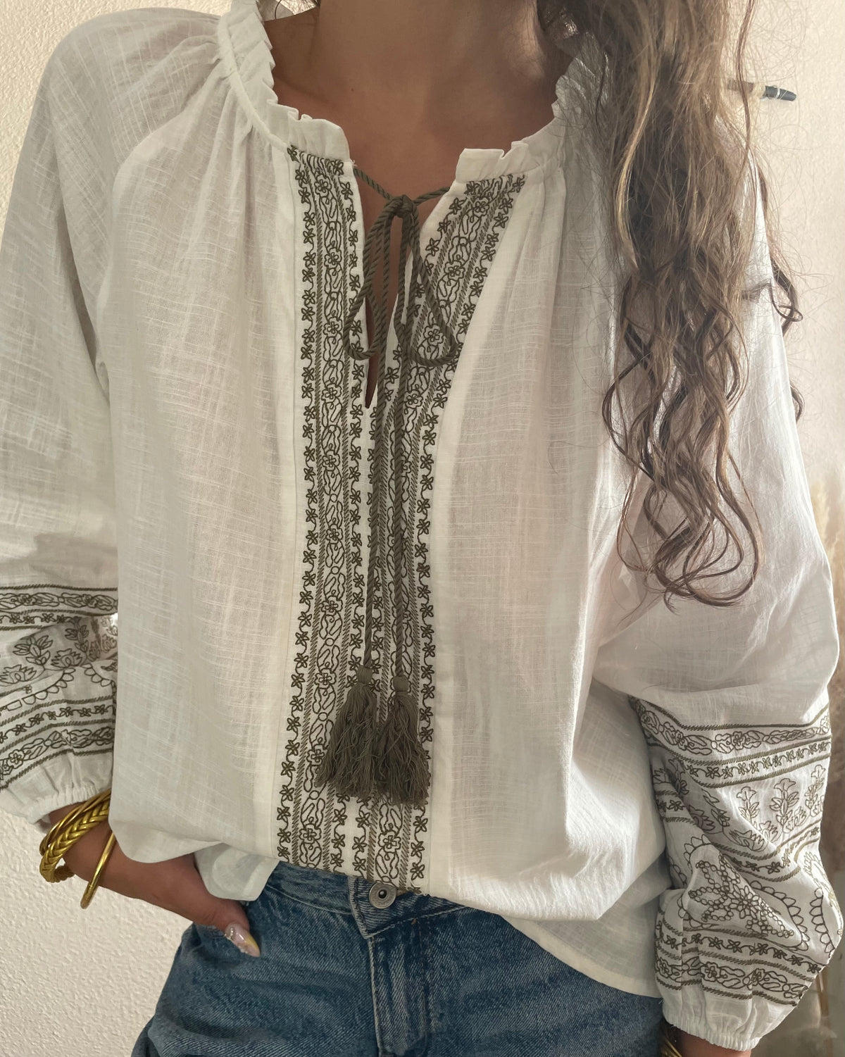 Blouse Blanche Bohème Chic Brodée Kaki – Manches Longues Pompons Coton femme 
