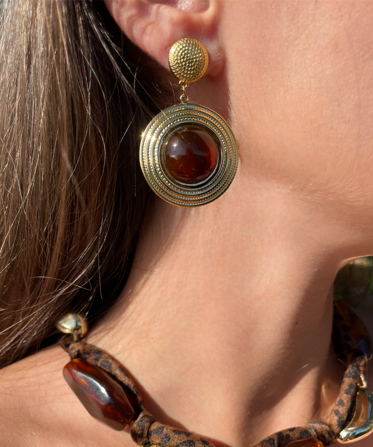 Boucles d’oreilles rondes en résine marron pour femme 