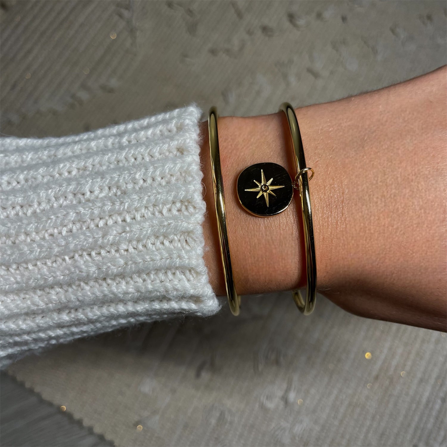 Bracelet jonc à breloque étoile en acier dore 