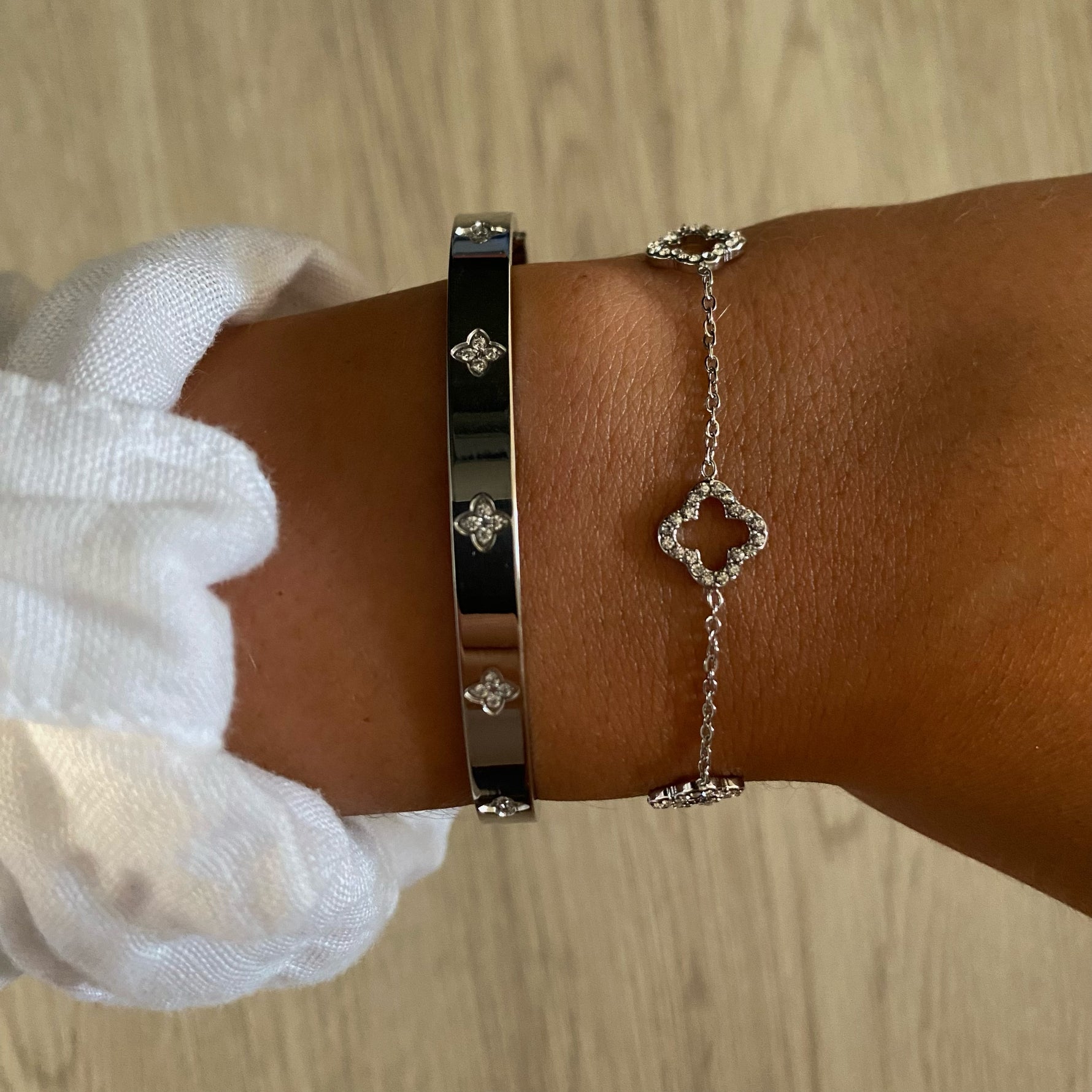 Bracelet jonc trèfles argenté acier pour femme  