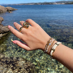 Bracelet multi-rang blanc et doré pour femme, avec œil bleu protecteur et perles blanches, en acier inoxydable doré, résistant à l’eau, porté en été