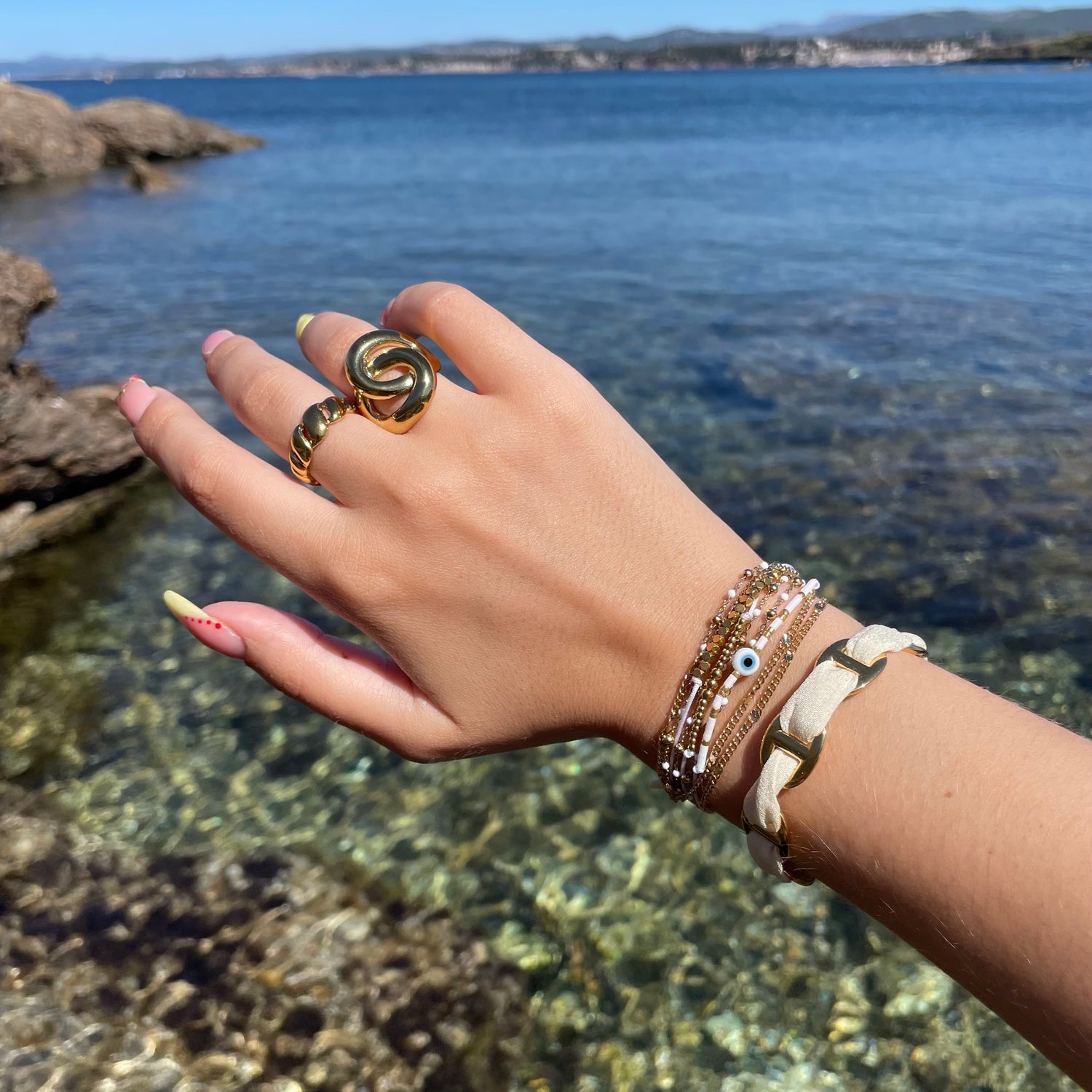 Bracelet multi-rang blanc et doré pour femme, avec œil bleu protecteur et perles blanches, en acier inoxydable doré, résistant à l’eau, porté en été