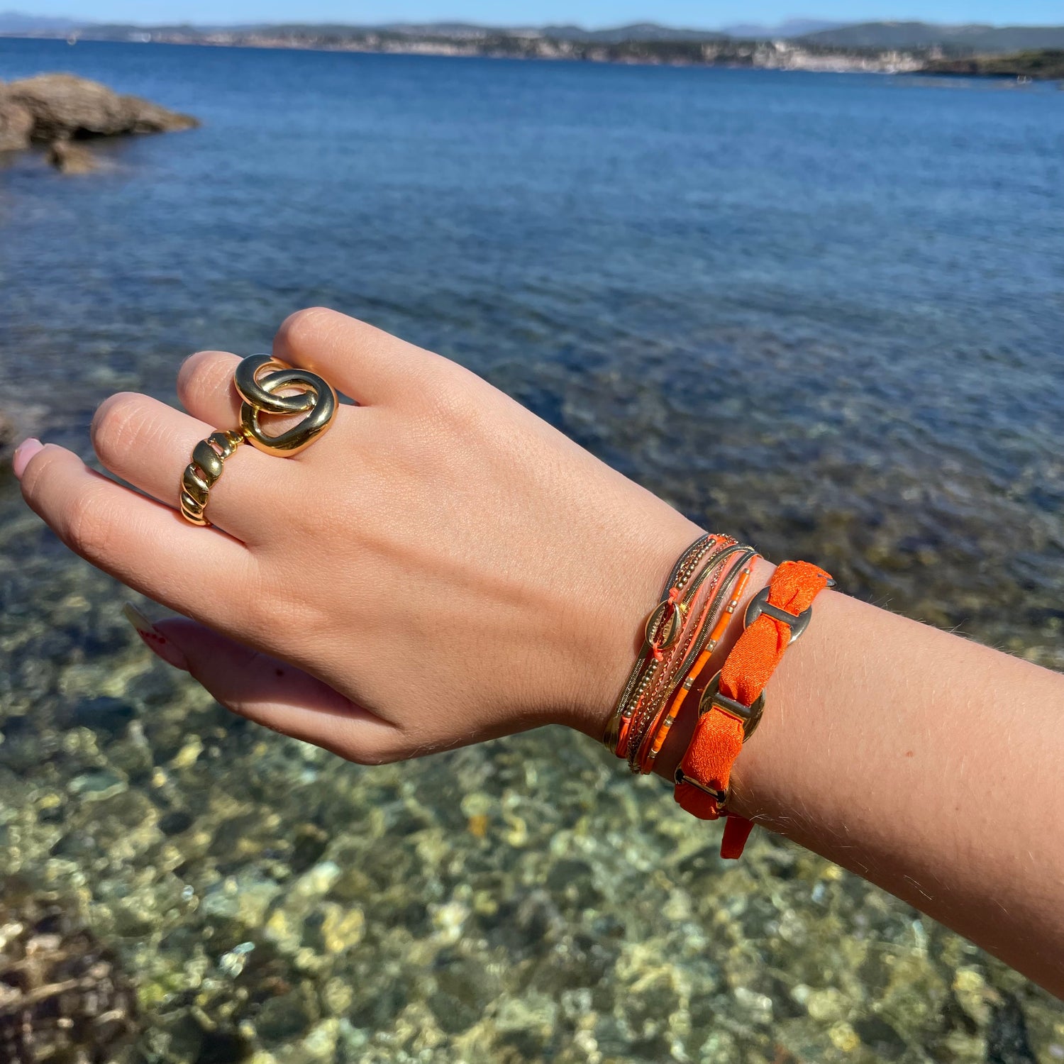 Bracelet multi-rang en cordon orange avec coquillage et fermoir en acier inoxydable doré, bijou tendance pour femme, résistant à l'eau, porté en été