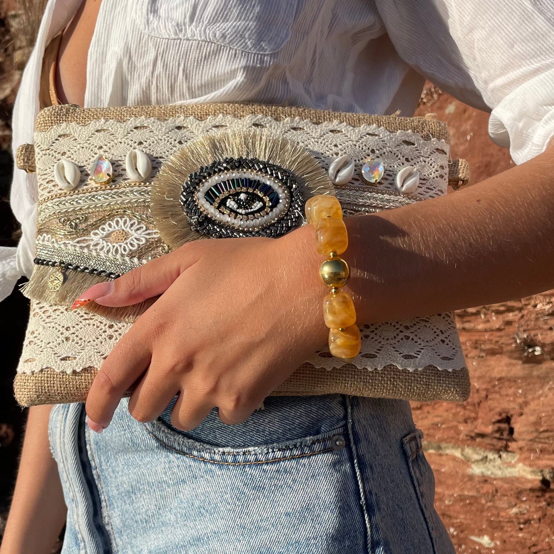 Bracelet en résine perles beige jaune tendance pour femme 
