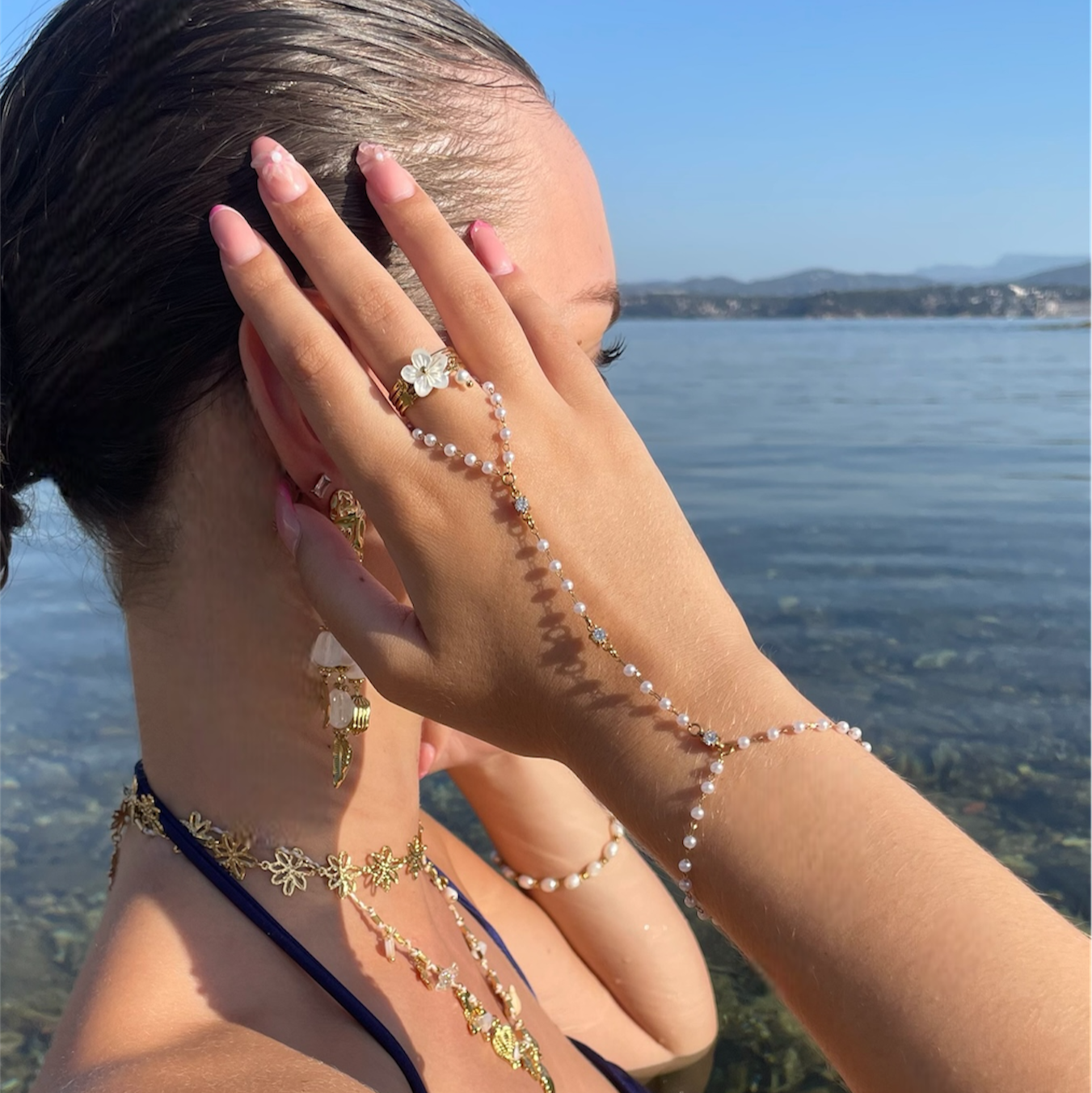 Chaîne de main en acier inoxydable doré pour femme, ornée de perles blanches et de zircons scintillants, bijou élégant et résistant à l’eau