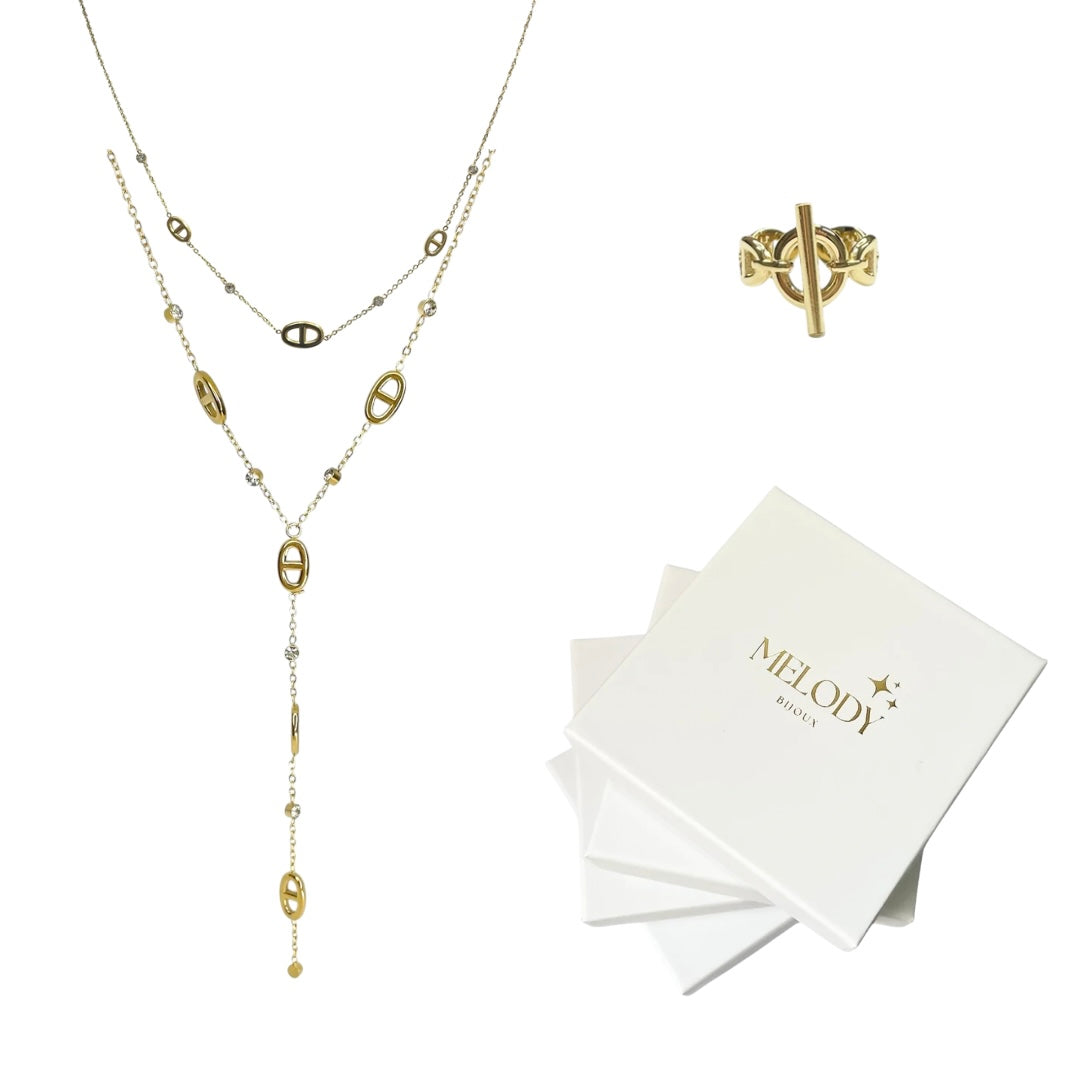 Coffret de Noël édition limitée Melody Bijoux avec collier Y Hailey Strass, collier Hailey Strass, bague Maille Marine et boîte cadeau.