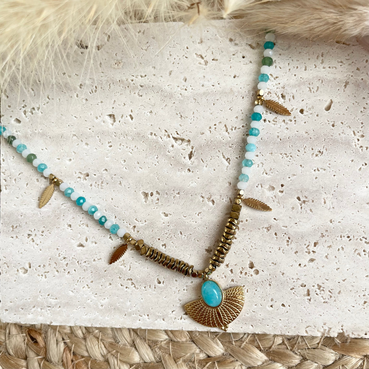 Collier Bohème Pierre Naturelle Turquoise – Pendentif Éventail & Breloques Plumes – Bijou Femme Doré
