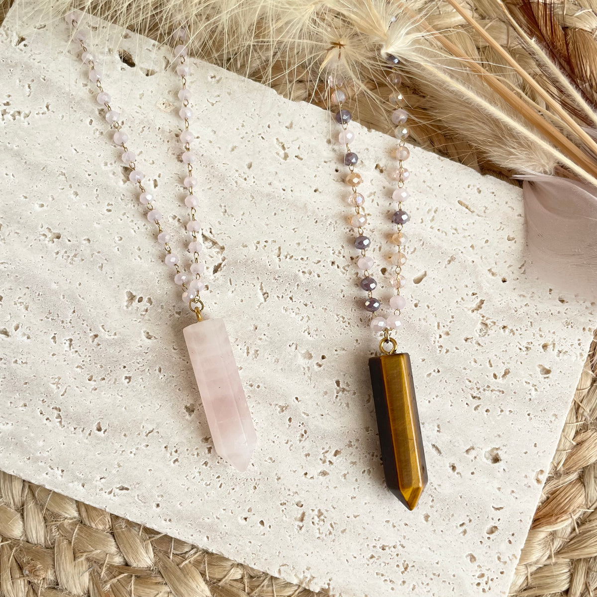 Collier Pendentif Pointe Pierre Naturelle – Quartz Rose ou Œil de Tigre – Bijou Femme Bohème Perlé