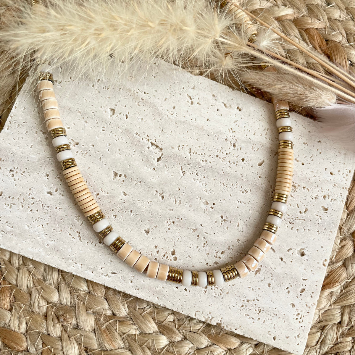 Collier Perles Heishi Céramique & Pierre Naturelle – Tons Beige & Blanc – Acier Inoxydable - femme