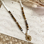 Collier Perles Heishi Œil de Tigre & Blanc – Pendentif Ovale Doré – Bijou Femme Bohème Ethnique