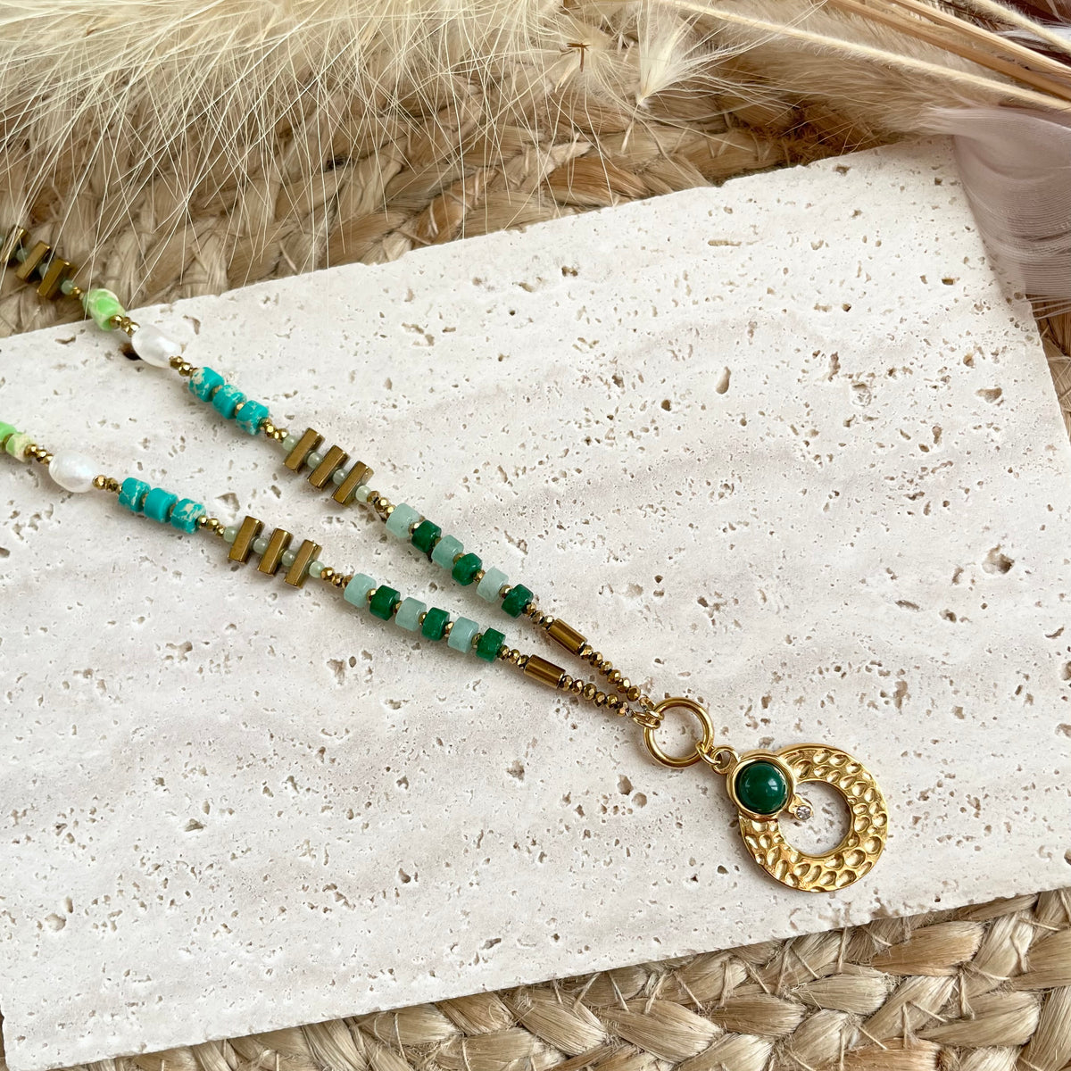 Collier Perles Pierres Naturelles Vert & Turquoise – Pendentif Médaille Martelée & Perle d'Eau Douce – Bijou Femme Doré