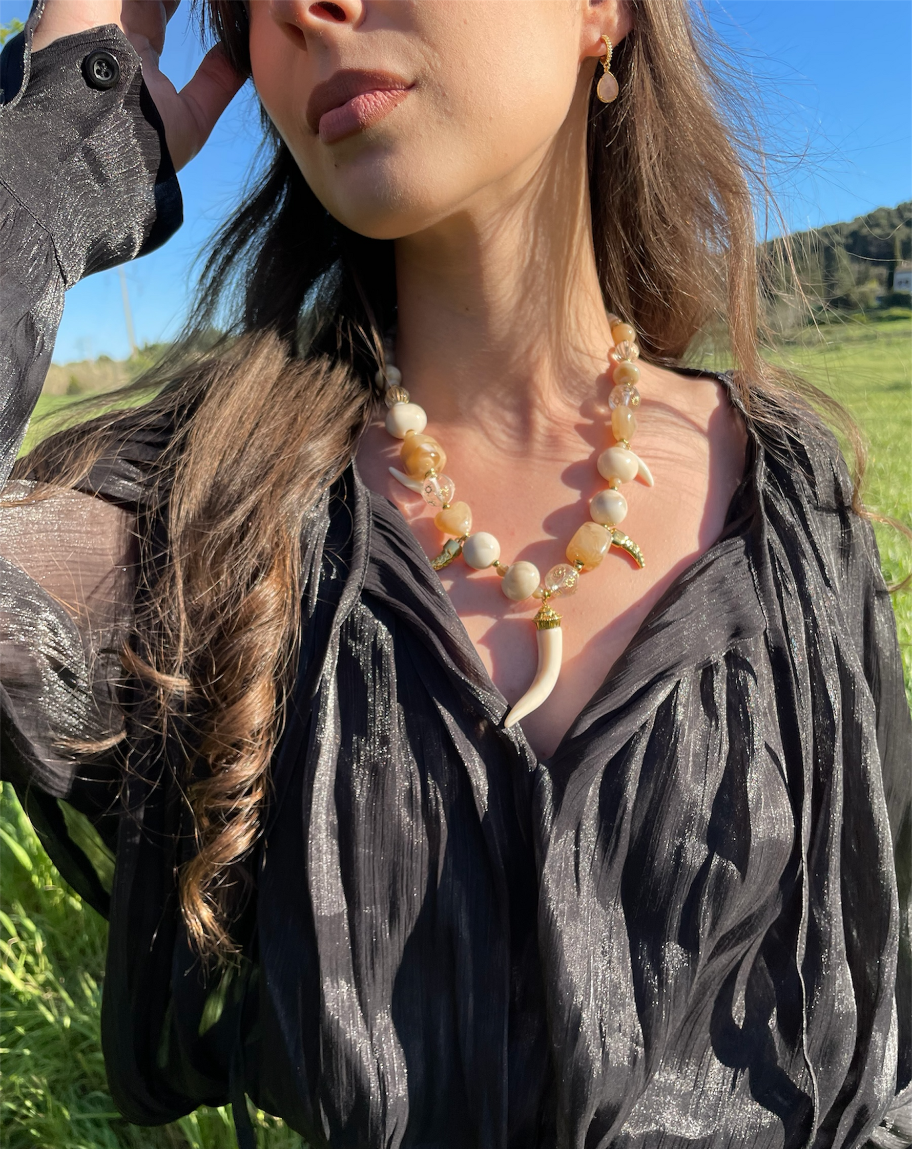 Collier corne blanche et doré en acier inoxydable et résine tendance pour femme 
