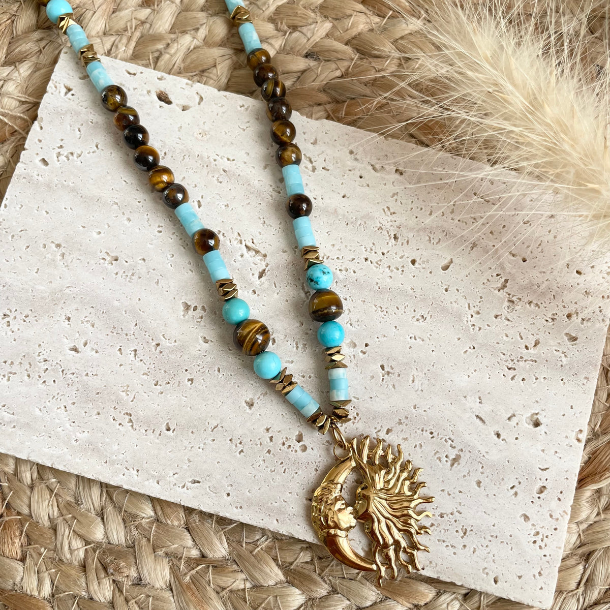 Collier Bohème Perles Turquoise & Œil de Tigre – Pendentif Soleil Lune Doré – Bijou Femme Symbolique