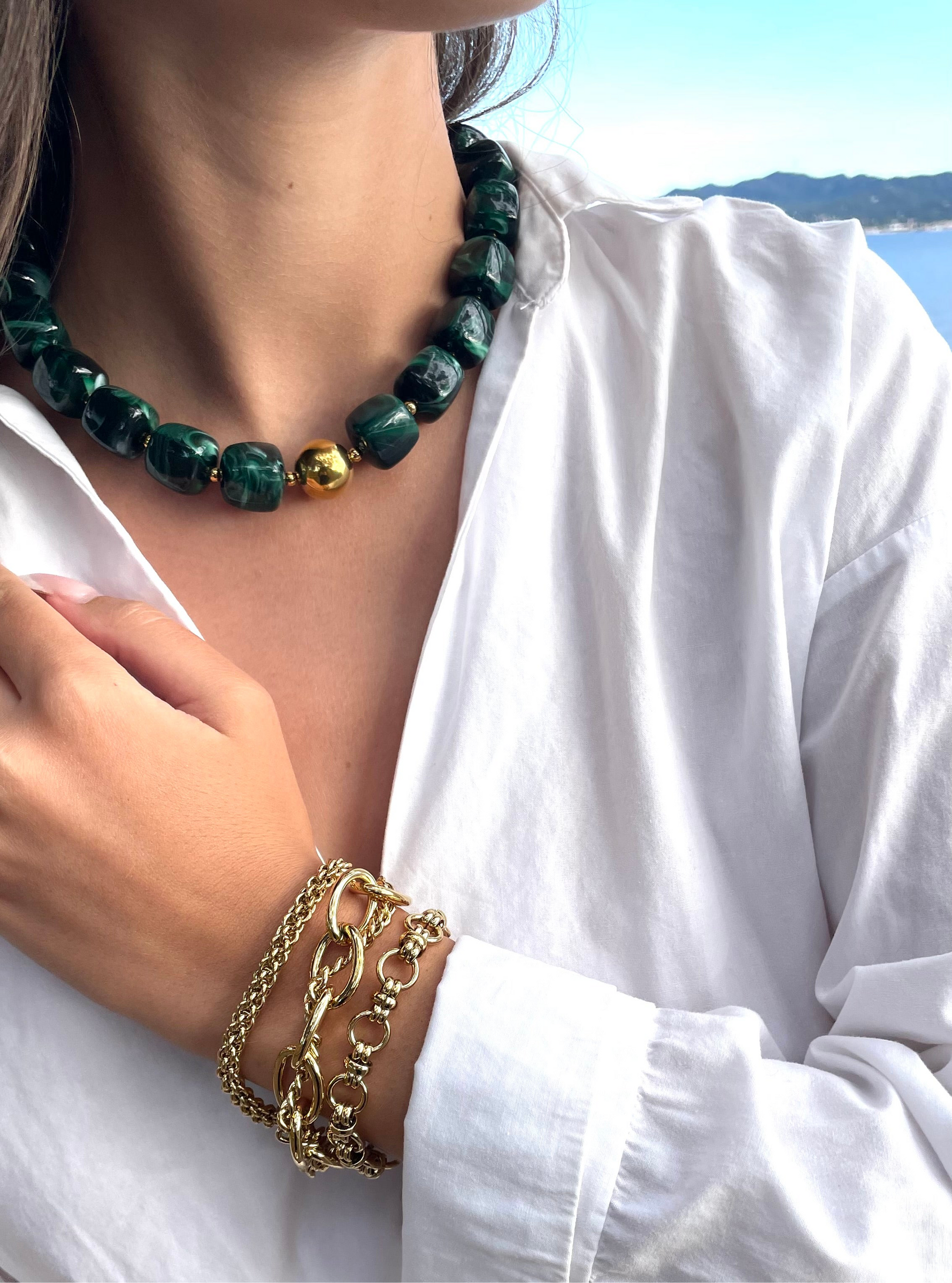 Collier tendance en résine verte et perle doré en acier pour femme chic