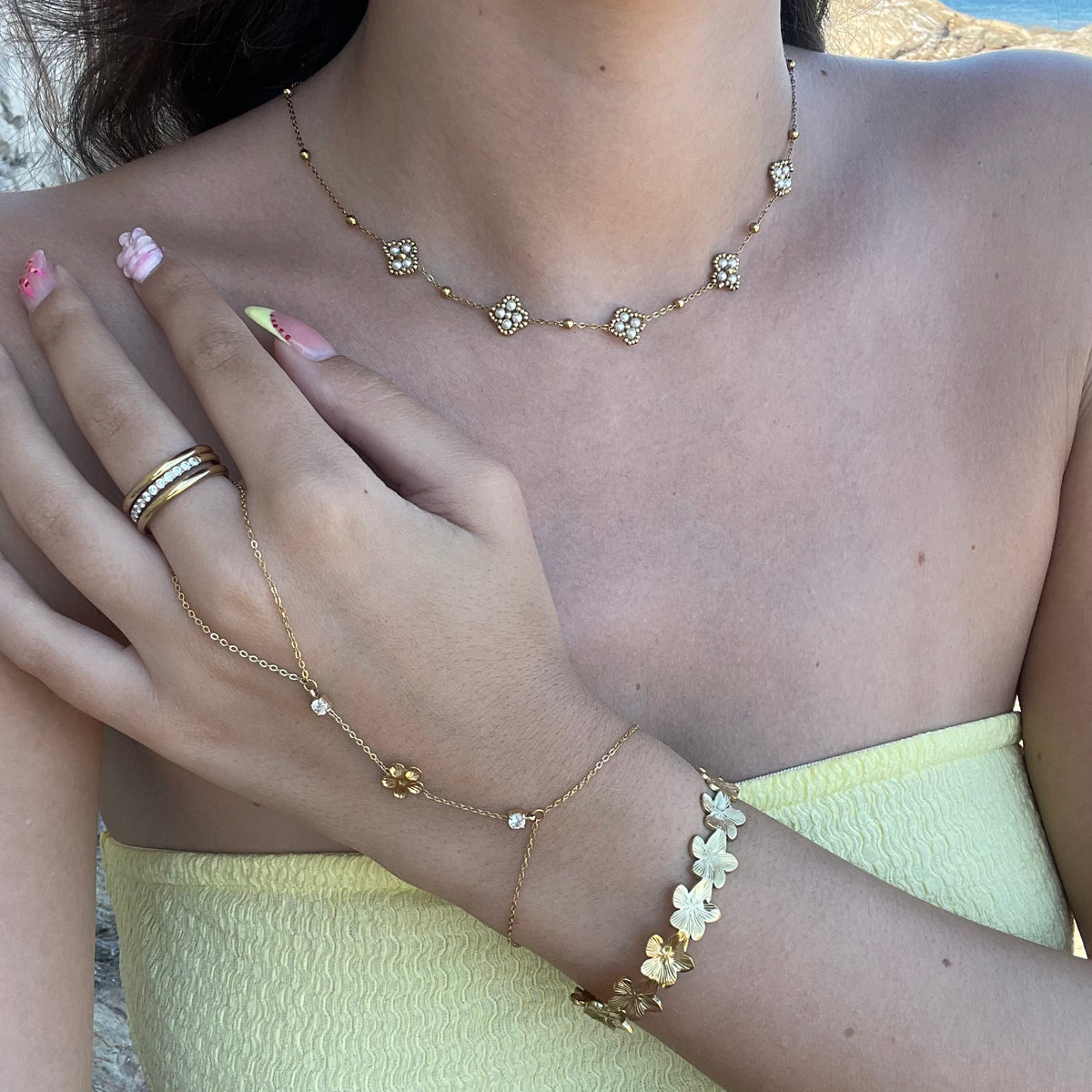 Collier composé de trèfles en perles blanches pour femme 
