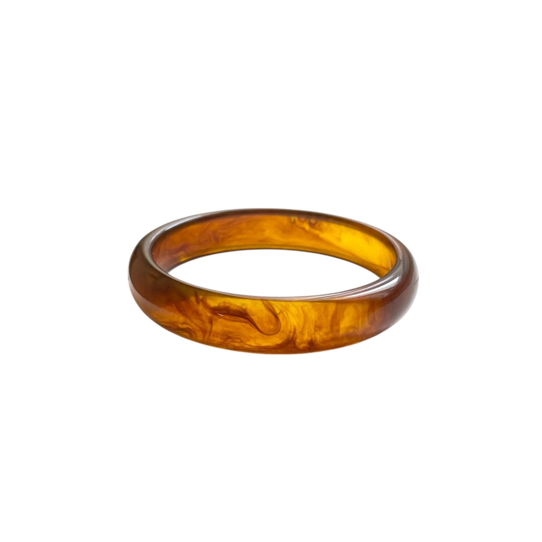 Jonc en résine marron au fini lisse et brillant. Léger et confortable, ce bijou tendance s’associe parfaitement avec un jonc doré en acier inoxydable pour un look raffiné. À porter seul ou en accumulation pour un style chic et minimaliste.