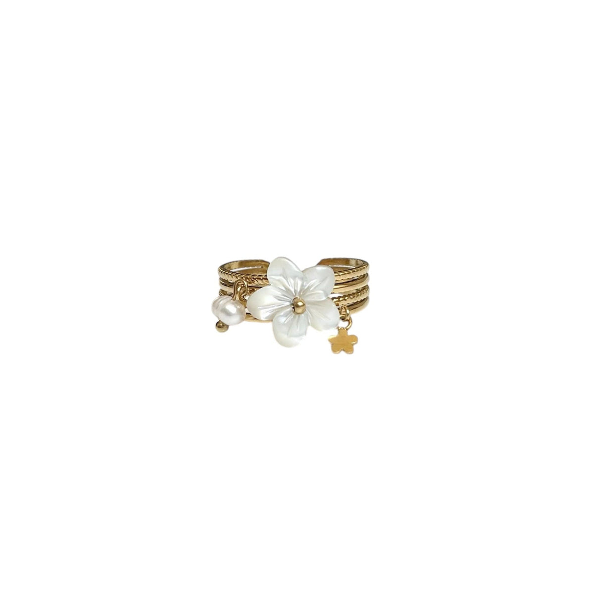 Bague ajustable pour femme en acier inoxydable doré, ornée d’une fleur blanche délicate, d’une perle nacrée et d’une petite fleur dorée. Un bijou élégant et poétique, résistant à l’eau, hypoallergénique et durable. Parfait pour sublimer une tenue avec douceur et féminité.