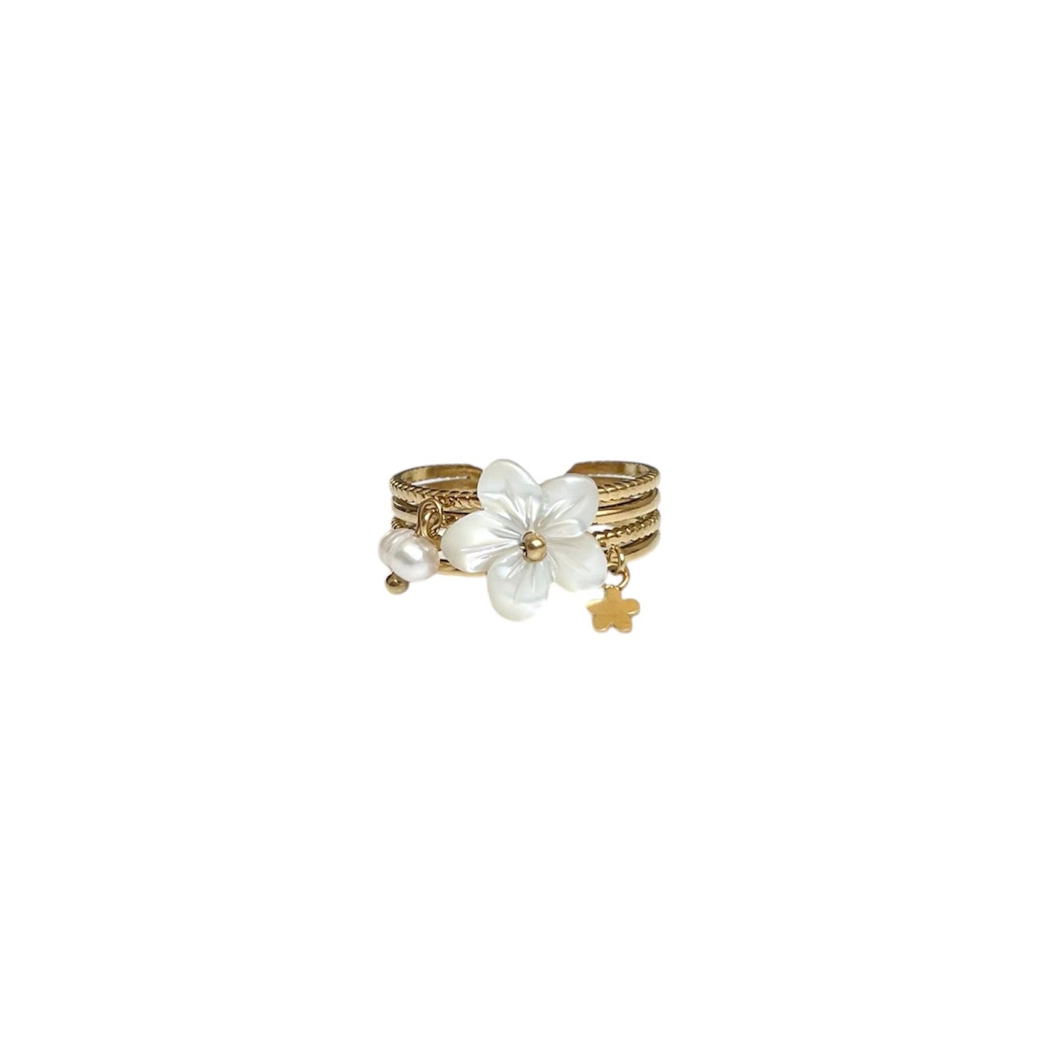Bague ajustable pour femme en acier inoxydable doré, ornée d’une fleur blanche délicate, d’une perle nacrée et d’une petite fleur dorée. Un bijou élégant et poétique, résistant à l’eau, hypoallergénique et durable. Parfait pour sublimer une tenue avec douceur et féminité.