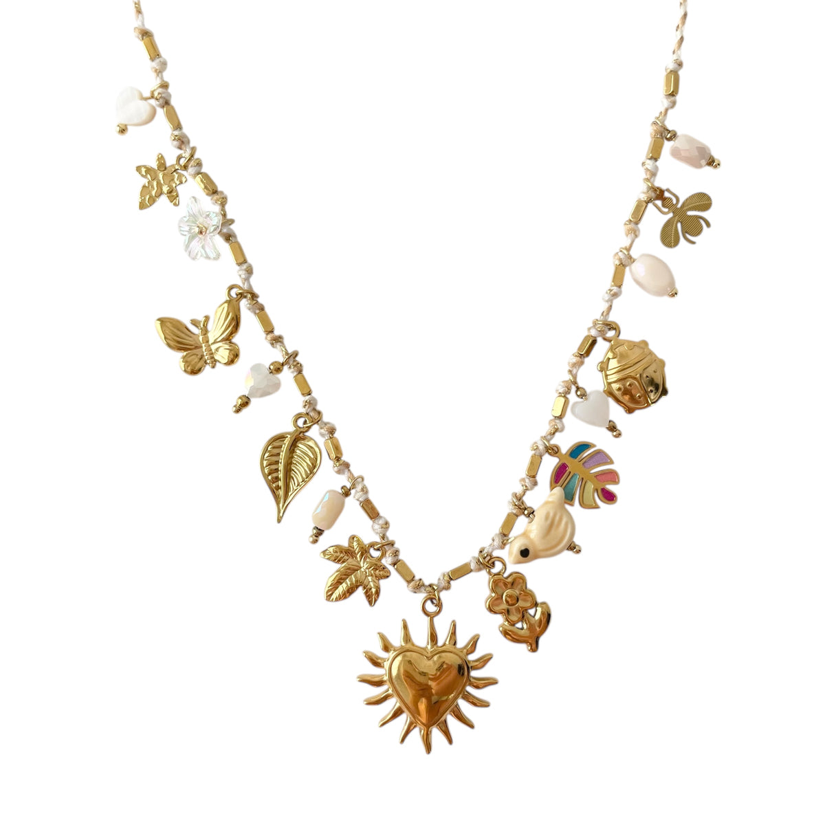 Collier avec breloques dorées en acier inoxydable : fleur, papillon, plume, cœur et palmier, accompagnés de perles blanches. Bijou tendance femme.