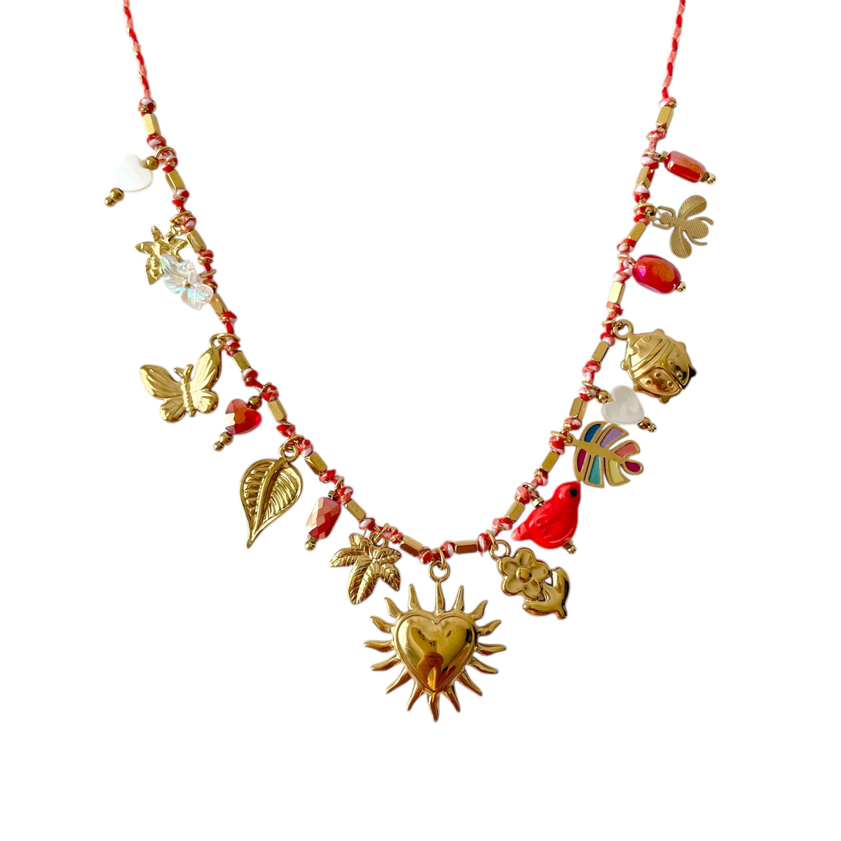 Collier avec des breloques dorées en acier inoxydable : fleur, papillon, palmier, cœur, plume et perles multicolores. Bijou fantaisie tendance, résistant à l’eau et à l’oxydation, idéal pour un look bohème chic sous le soleil.