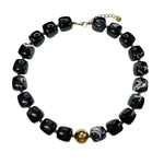 Collier perles carrées en résine noire avec perle doré en acier inoxydable doré, bijou tendance femme et résistant à l’eau